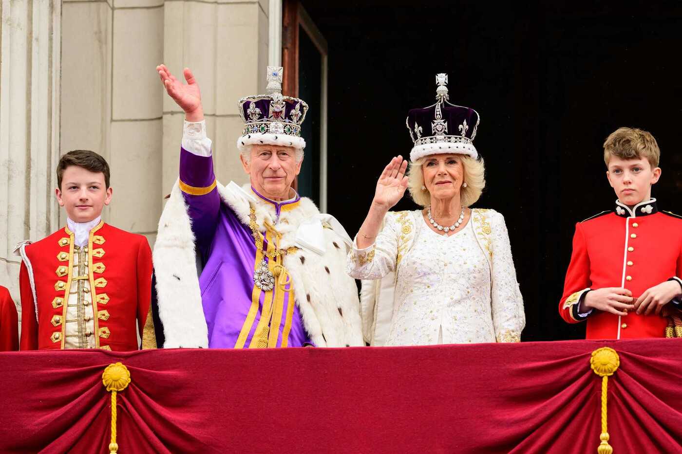 Carlos III é oficialmente coroado Rei